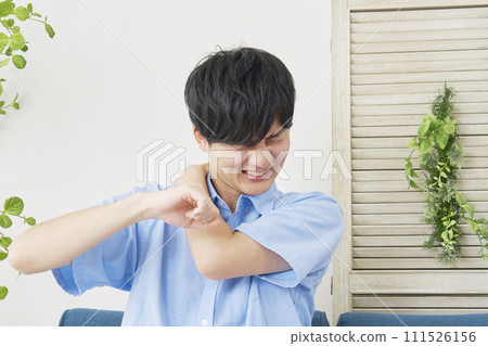 客廳裡肩膀僵硬的男人 111526156