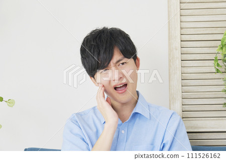 客廳裡一名患有蛀牙的男子 111526162