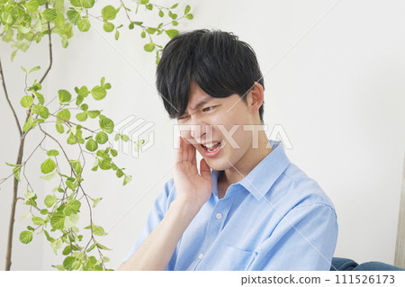 客廳裡一名患有蛀牙的男子 111526173