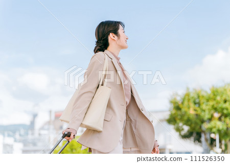 商務女性出差、調動、旅行、人事變動(調動、新生活、搬家、搬到東京、搬遷、分公司) 商務女性出差、調動、旅行、人事變動(調動、新生活、搬家、搬到東京、搬遷、分公司) 111526350