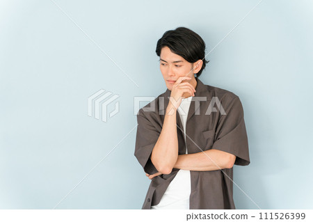 穿著超大襯衫的男模特兒(低頭,思考,低頭) 穿著超大襯衫的男模特兒(低頭,思考,低頭) 111526399