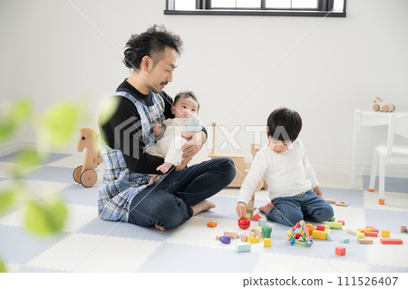 一張看起來像校長、嬰兒和嬰兒的資深保育員的照片 一張看起來像校長、嬰兒和嬰兒的資深保育員的照片 111526407