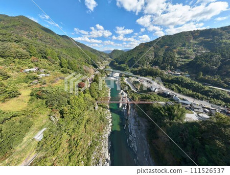 [Aerial photography] Old Yoshinogawa Bridge and current Yoshinogawa Bridge (Kochi Prefecture) <East facing/Downstream facing/Overhead view> 111526537