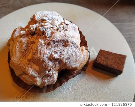 Chocolate and cream puffs on a plate 111526570