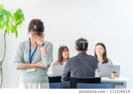 女商人在辦公室抱著頭（麻煩、絕望、錯誤、頭痛、騷擾、擔憂） 111526619