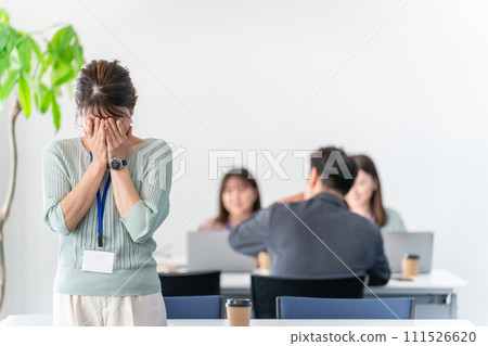 女商人在辦公室抱著頭（麻煩、絕望、錯誤、頭痛、騷擾、擔憂） 111526620