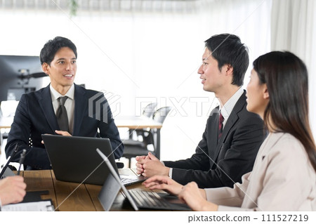 商務人士在辦公室開會 商務人士在辦公室開會 111527219