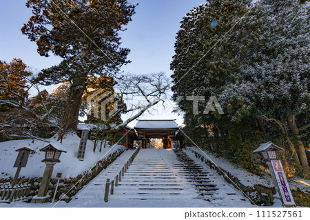 Shiogama Shrine covered in snow 111527561