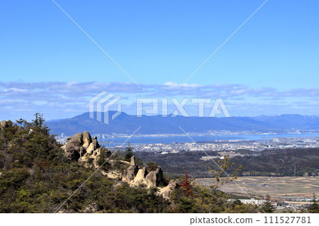 透過堂山登山道上的大岩石可以看到比叡山和琵琶湖 111527781