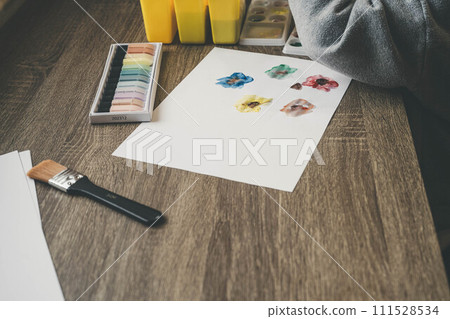 一個孩子用顏料在白紙上畫畫 111528534