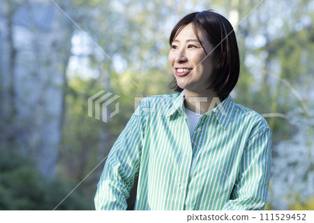 行走在大自然中的可愛女人 111529452