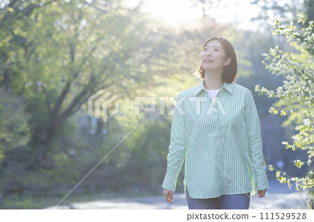 行走在大自然中的可愛女人 111529528