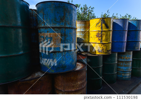 堆滿生鏽的舊鼓 堆滿生鏽的舊鼓 111530198