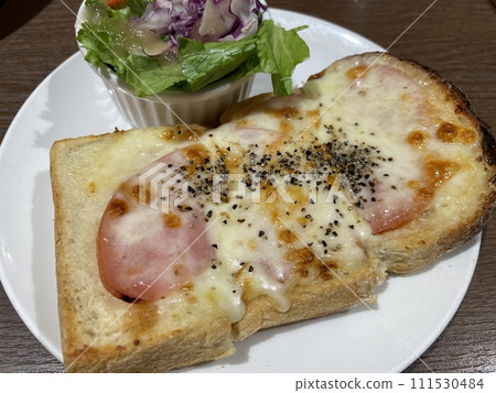 British bread croque monsieur 111530484