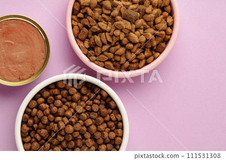 Cat food on pink background in studio 111531308