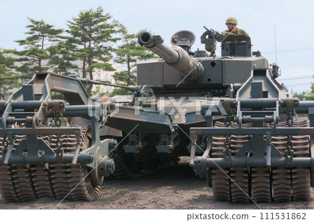 陸上自衛隊90式戰車配備雷區處理滾輪和砲手 111531862