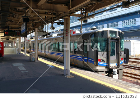 Hokuriku Main Line 521 series train stopping at Tsuruga Station 111532058