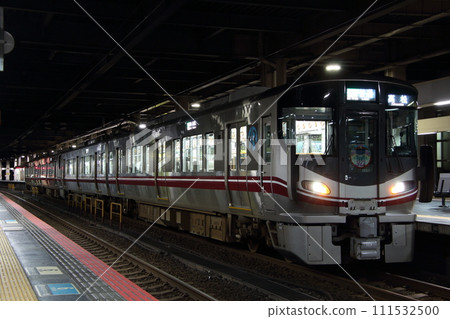 七尾線521系列車在金澤站末班車附近停靠 111532500