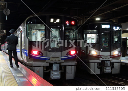 Nanao Line/Hokuriku Main Line 521 series train stopping at Kanazawa Station near the last train Nanao Line/Hokuriku Main Line 521 series train stopping at Kanazawa Station near the last train 111532505