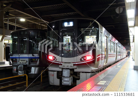 七尾線/北陸本線521系列車在金澤站末班車附近停靠 111533681