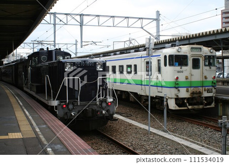 稀有 KIHA40 和 DE10 函館站 函館本線 北海道 函館市 111534019