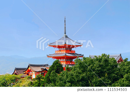 Kyoto cityscape, Gion/Higashiyama area, Kiyomizu Temple, three-storied pagoda, west gate, Niomon, etc. 111534503