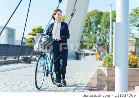 騎自行車上下班的商務人士 騎自行車上下班的商務人士 111534769