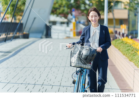 騎自行車上下班的商務人士 111534771