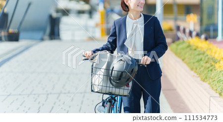 騎自行車上下班的商務人士 騎自行車上下班的商務人士 111534773