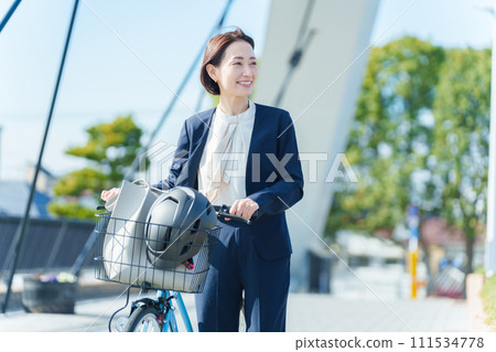 騎自行車上下班的商務人士 騎自行車上下班的商務人士 111534778