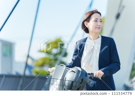 騎自行車上下班的商務人士 111534779