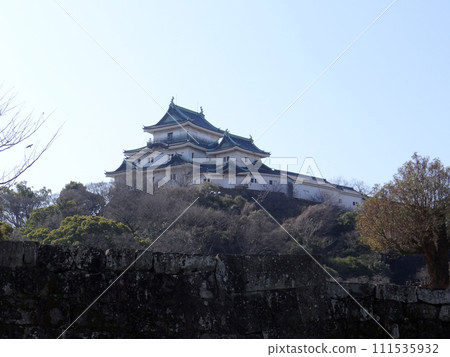 和歌山城天守閣是一座高聳於石牆之上的城堡 和歌山城天守閣是一座高聳於石牆之上的城堡 111535932