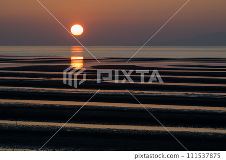 Sunset dyed on the Moshirai coast at dusk 111537875