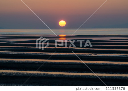 Sunset dyed on the Moshirai coast at dusk 111537876