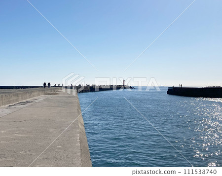 Many Sabiki anglers at the tip of Akabane fishing port (Tawara City, Aichi Prefecture) Many Sabiki anglers at the tip of Akabane fishing port (Tawara City, Aichi Prefecture) 111538740