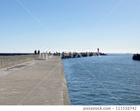 Many Sabiki anglers at the tip of Akabane fishing port (Tawara City, Aichi Prefecture) Many Sabiki anglers at the tip of Akabane fishing port (Tawara City, Aichi Prefecture) 111538742