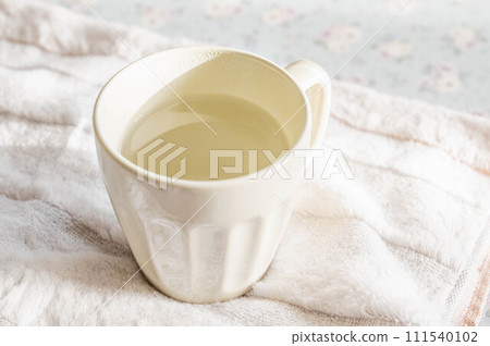 裝在杯子裡喝熱水 裝在杯子裡喝熱水 111540102