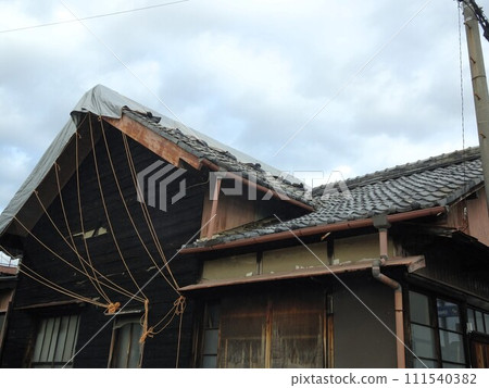 Emergency measures for rain leaks Example: Cover with a vinyl sheet Emergency measures for rain leaks Example: Cover with a vinyl sheet 111540382