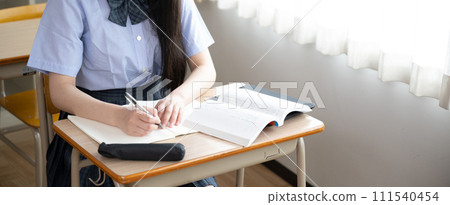 Faceless image of junior high school and high school girls in summer clothes studying, easy to use as banners, etc. Copy space included Faceless image of junior high school and high school girls in summer clothes studying, easy to use as banners, etc. Copy space included 111540454