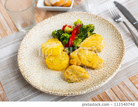 Steamed chicken breast fillet with broccoli and potato 111540748