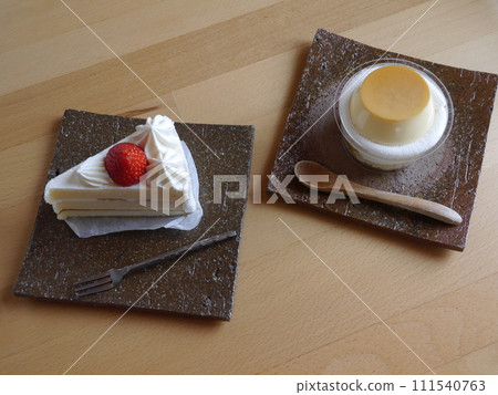 shortcake and pudding 111540763
