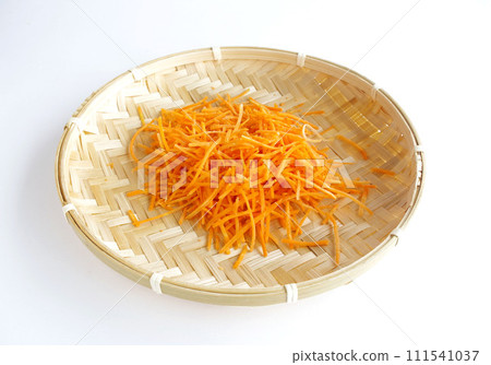 Shredded carrots in a bamboo basket 111541037