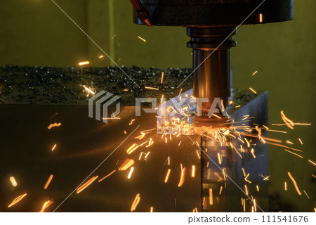 The burning chip from wear cutting tools on CNC milling machine. 111541676