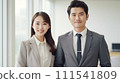 在辦公室工作的男性和女性 111541809