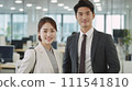 在辦公室工作的男性和女性 111541810