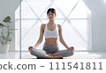 做瑜珈姿勢的女人 111541811