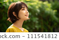 一個女人在新鮮的綠色植物中微笑 111541812