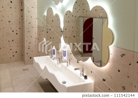 Interior of a modern bathroom with white washbasin and mirror 111542144