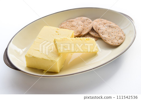 cheddar cheese and crackers 111542536
