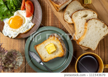 Freshly baked mountain-shaped toast and fried egg 111543670